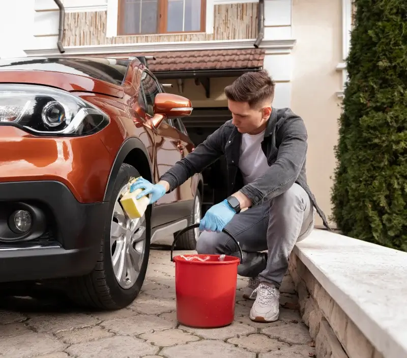 Lavage auto à domicile Saint-Lubin-en-Vergonnois : professionnel intervenant sur un véhicule